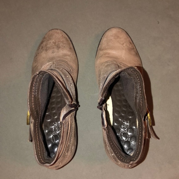 Tan booties with gold buckle - Picture 4 of 4